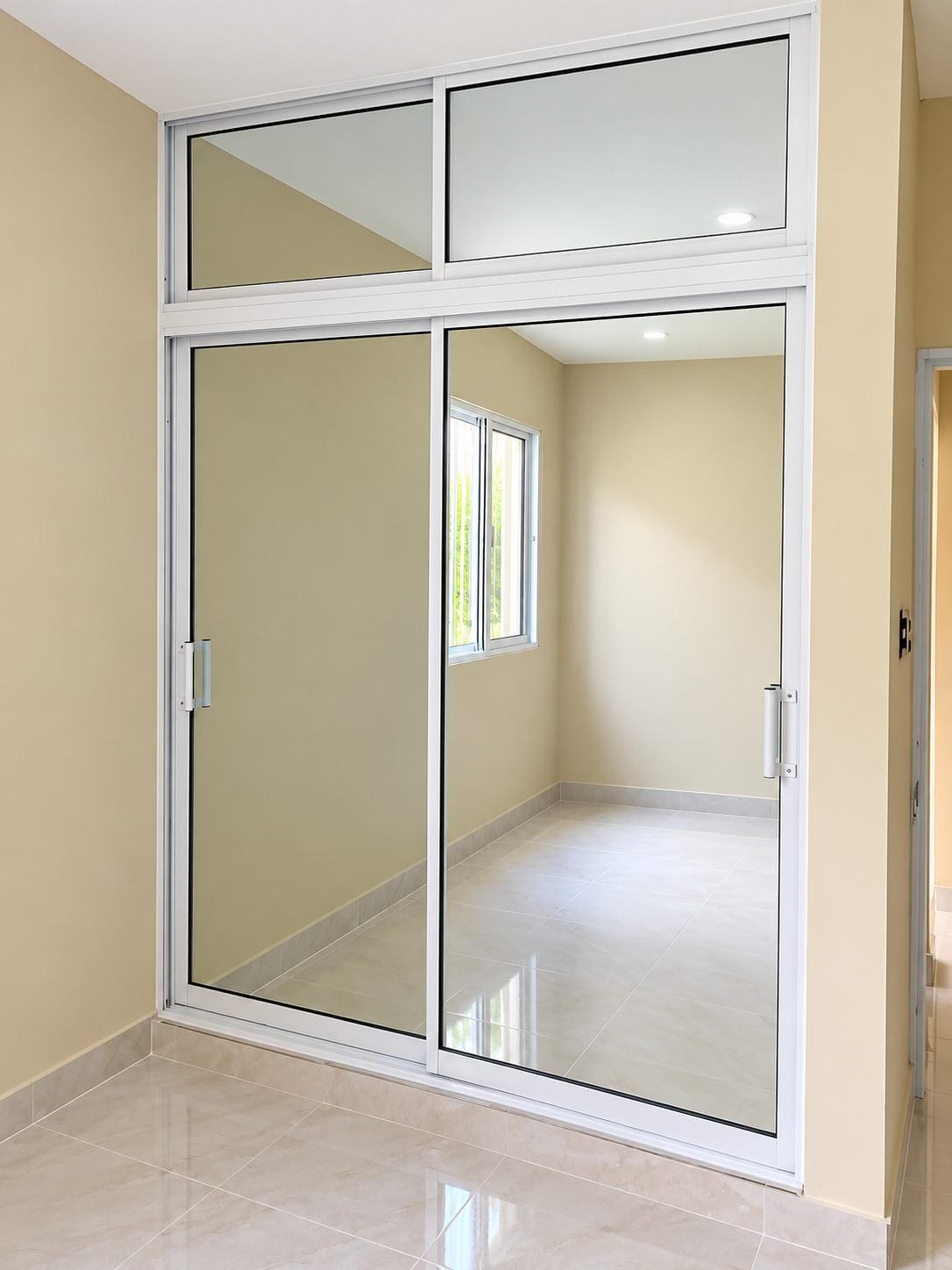 Puertas Corredizas de Espejo en Estructura de Aluminio - Soluciones a Medida / Espejos en Verón, Punta Cana | Caribe Glass Windows Solution