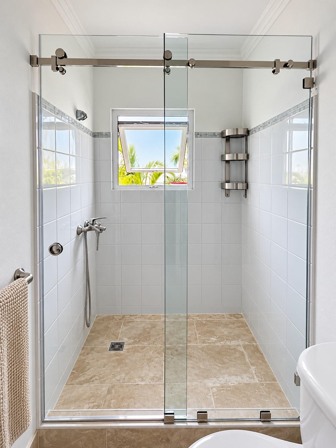 Mampara de Baño en Cristal y Ventana Proyectante - Mamparas de Baño en Verón, Punta Cana | Caribe Glass Windows Solution