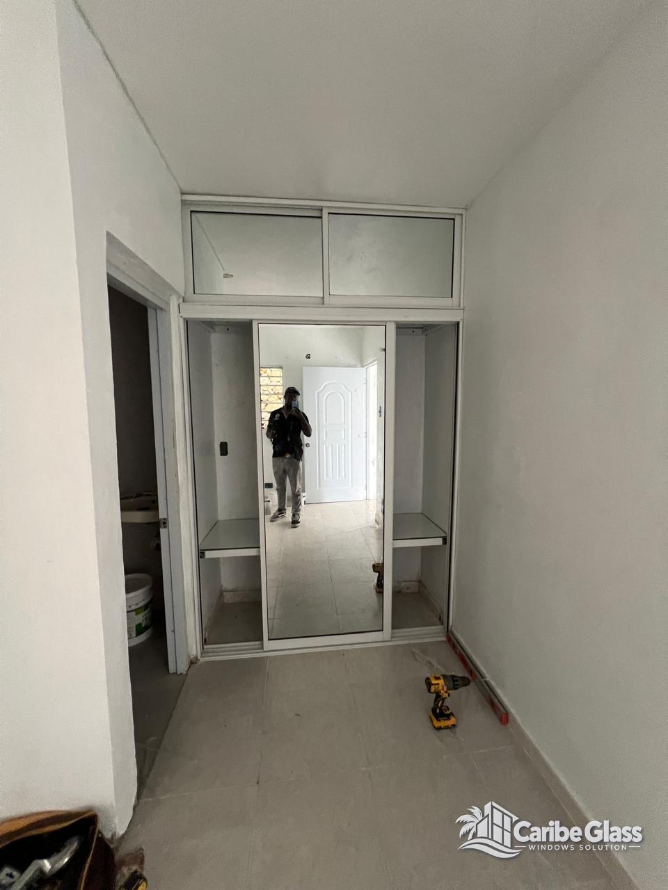 Clóset con Puerta Corrediza de Espejo y Maletero Superior - Soluciones a Medida / Espejos en Punta Cana | Caribe Glass Windows Solution