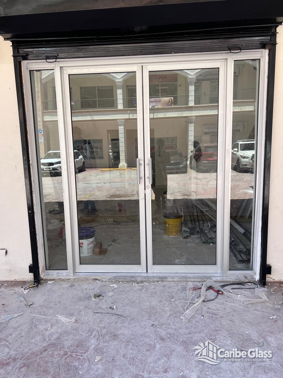 Puerta Doble Comercial en Aluminio Blanco con Shutter - Shutters en Verón, Punta Cana | Caribe Glass Windows Solution