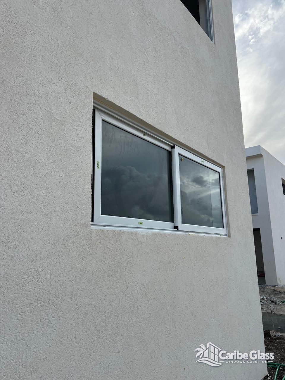 Ventana Corrediza Exterior en Aluminio Blanco y Cristal Reflectivo - Puertas y Ventanas en Verón, Punta Cana | Caribe Glass Windows Solution