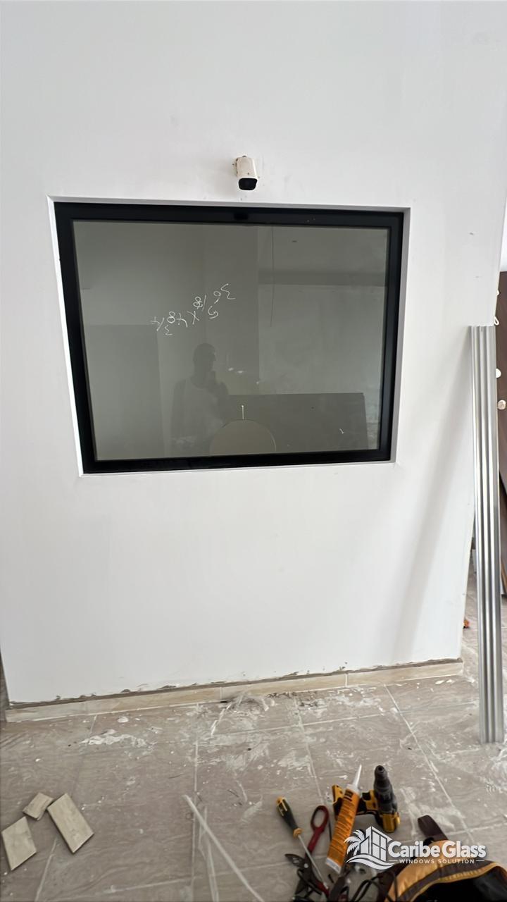 Ventana Fija en Marco de Aluminio Negro - Puertas y Ventanas en Punta Cana | Caribe Glass Windows Solution